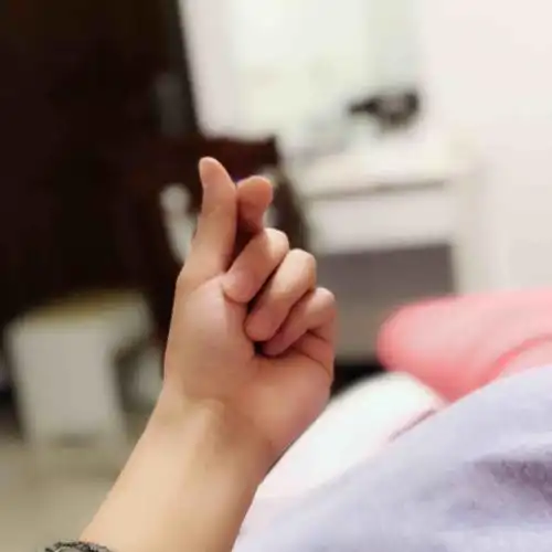 求教自拍怎么比心