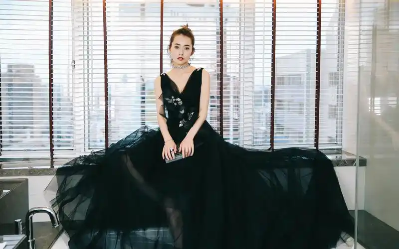 柴碧云露背深v礼服性感写真高清壁纸