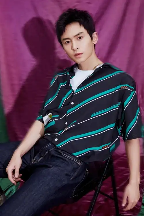 简介:张哲瀚休闲帅气写真图片,分享一组张哲瀚图片给大家,图中的明星