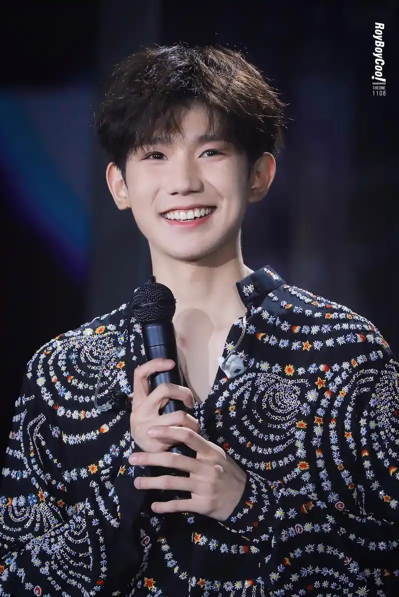 【王源  温柔笑意】  你嘴角的温柔笑意 是我倾尽全力也要守护的东西