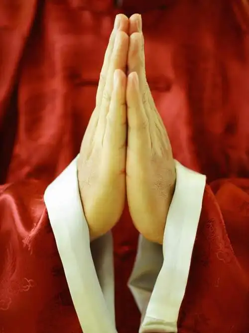 合掌时,要掌背微躬,掌心略弯,这样,两掌之间形成空洞,表示真空之理,意