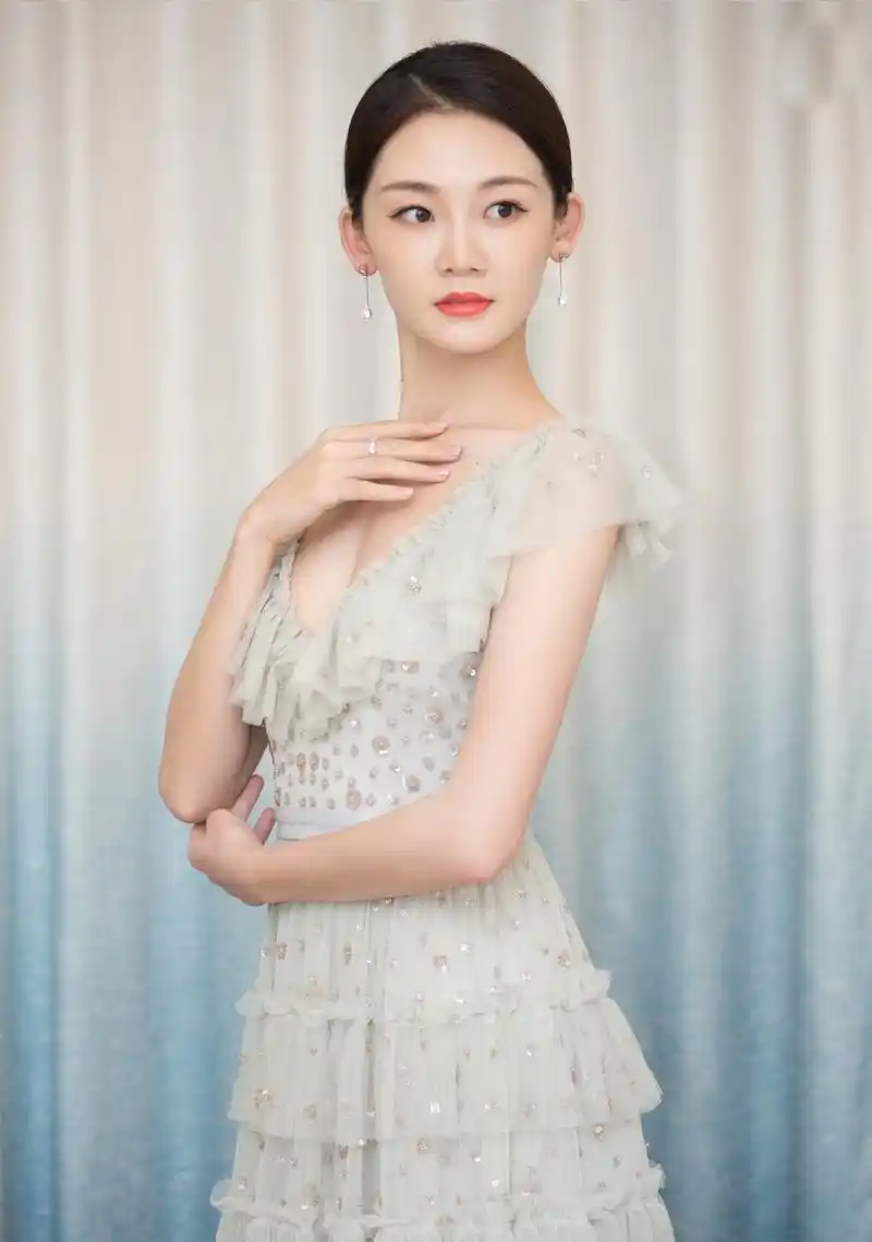 苗苗清新性感爆乳写真图片