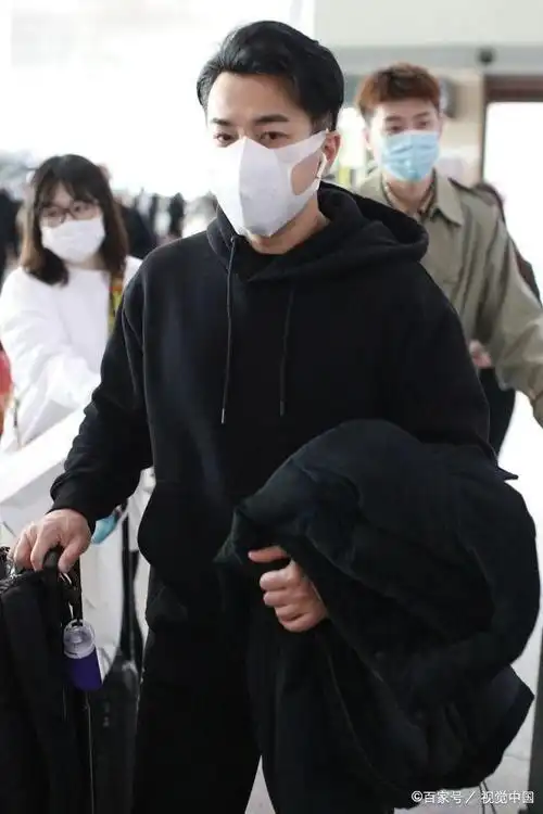 刘恺威梳侧分头发际线瞩目 全黑look低调帅气获迷妹送饮料