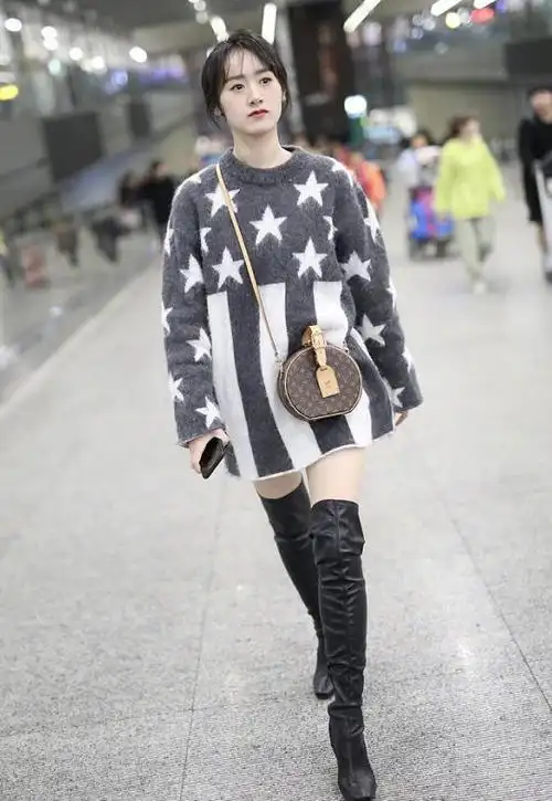 袁冰妍穿遮胯毛衣出镜,一双长靴不紧不勒更抢眼 明星搭配 第1张