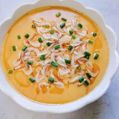 这道虾皮鸡蛋羹制作简单方便易学且营养丰富,只需放入蒸锅蒸十分钟