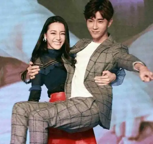 被迪丽热巴公主抱过的男人们十足的女汉子鹿晗被热巴坑惨了