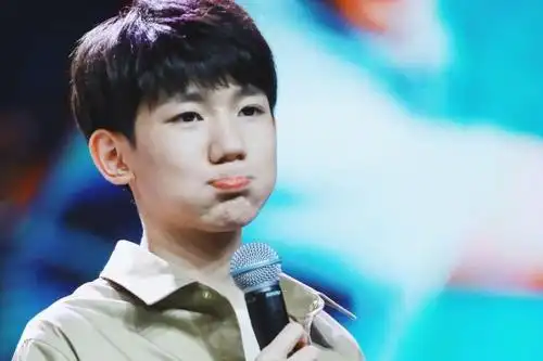 王源翻白眼嘟嘴甜馨你怎么看?这身搭配帅气又有活力!