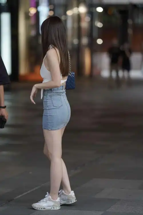 街拍穿牛仔裙的时尚女生侧颜也很美轻松穿出迷人的身姿