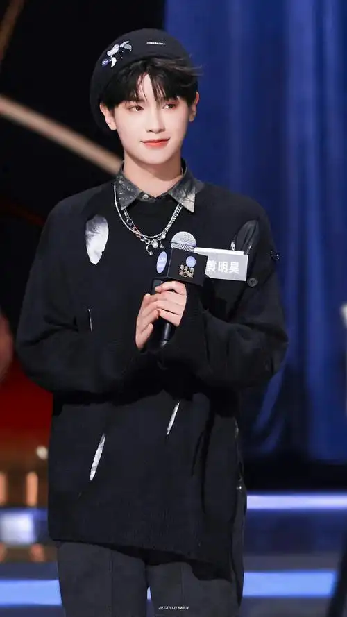 黄明昊你好星期六棕色贝雷帽毛衣造型