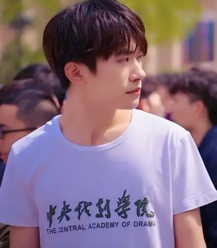 易烊千玺军训整个朋友圈都被刷屏易烊千玺到底有多大魅力