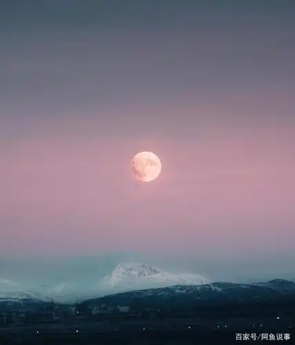粉色天空下的月亮