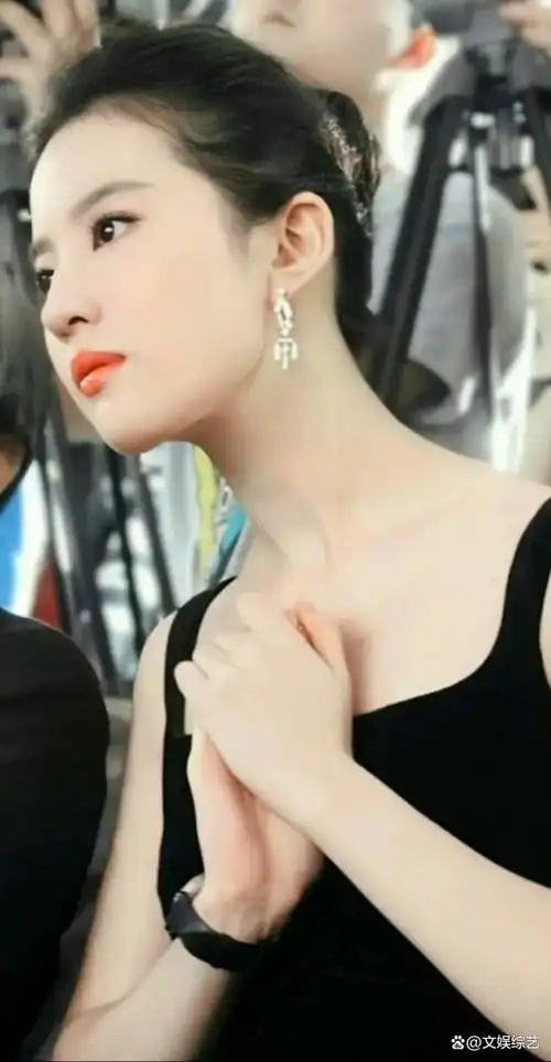 刘亦菲身穿披肩开叉长裙,被吐槽"腿粗美国国籍",让人喜欢不起