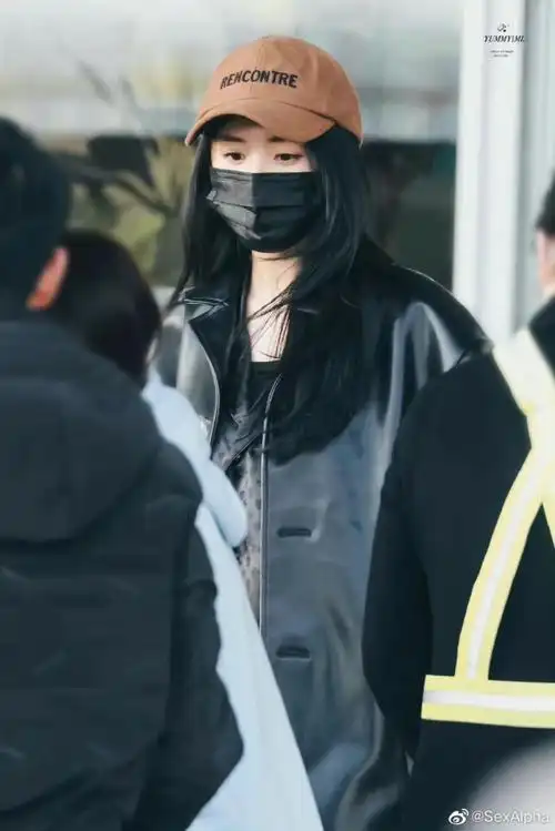 杨幂机场穿搭2020,杨幂机场穿搭2021,杨幂机场绿色衣服,杨幂机场大衣