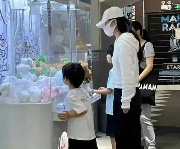 angelababy带小海绵看急诊引热议,网友:还好没有带去看疯马秀_孩子