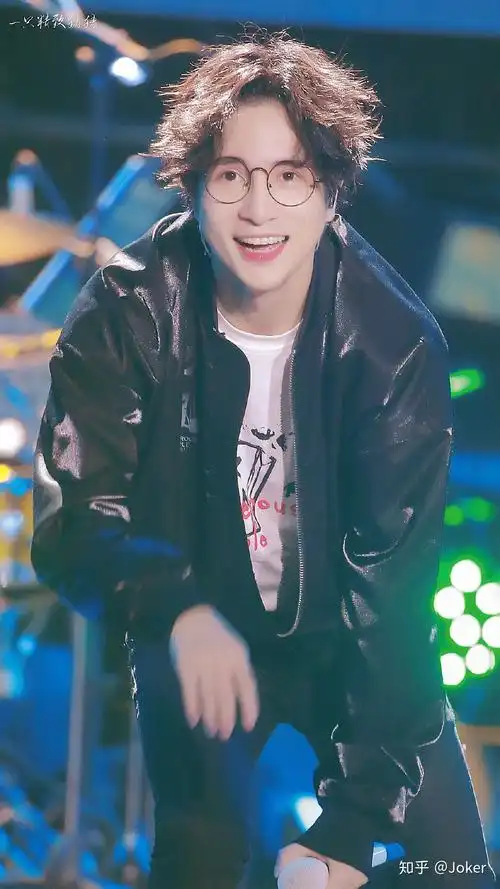有没有薛之谦的高清图片好看的治愈的笑