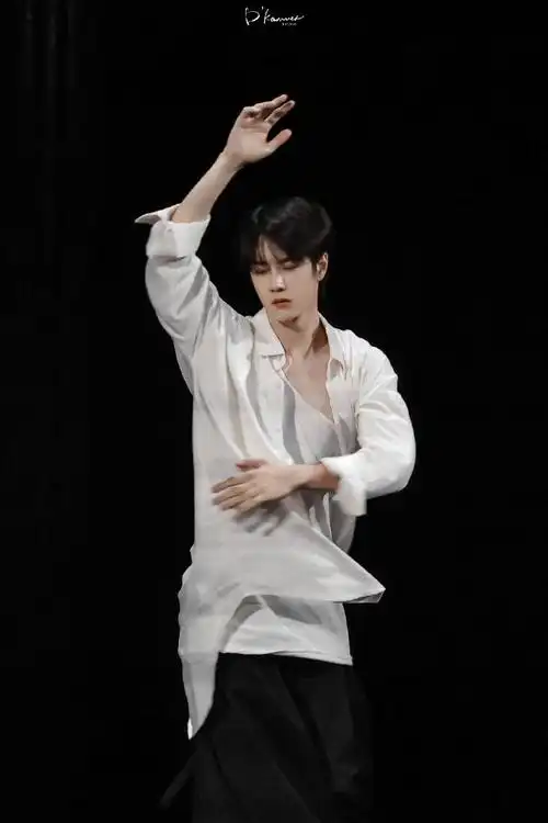 王一博赤脚跳现代舞##王一博东方跨年舞台收视率