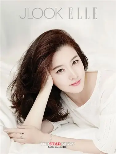 李英爱化品牌画报曝光 美貌如昔