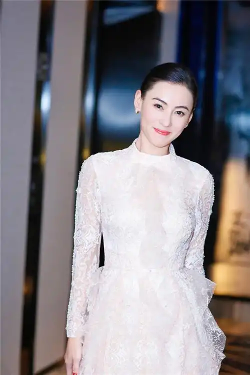 回眸一笑!张柏芝穿飘逸仙女裙 美艳撩人心