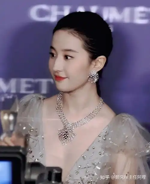 刘亦菲的"天赐颅顶"一直都在她的加分项,她的颅顶高度清晰可见,和发际