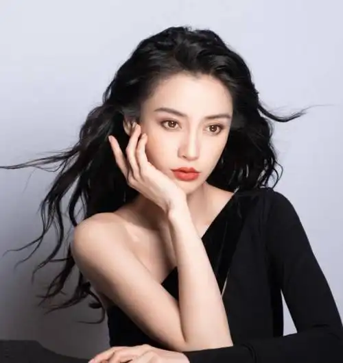 在这组照片中,angelababy小秀香肩锁骨线条好绝,双手捧脸看起来娇嫩似