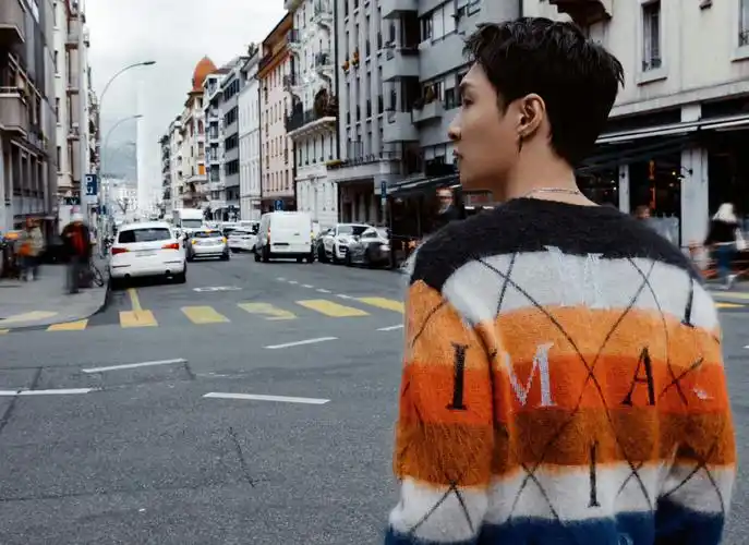 张艺兴的工作室放出了张艺兴穿条纹毛衣的随拍啦!