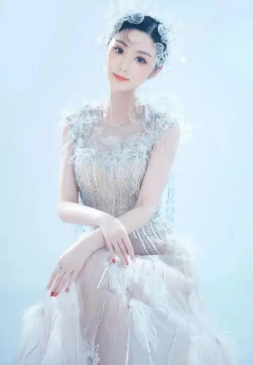 王牌对王牌:费费不再低调,穿高级礼服透而不俗,如同漫画美女?