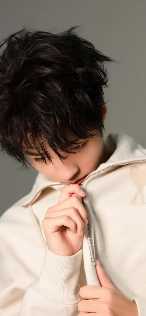 王俊凯时尚帅气写真手机壁纸