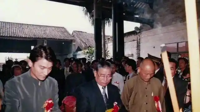 1997年刘德华回到家乡新会认祖归宗华仔身穿中山装帅得一塌糊涂