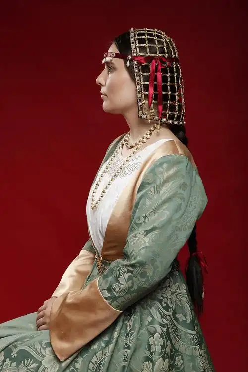 捷克古装复原小组vere gratia制作的15世纪末中欧女装 伦巴第发型