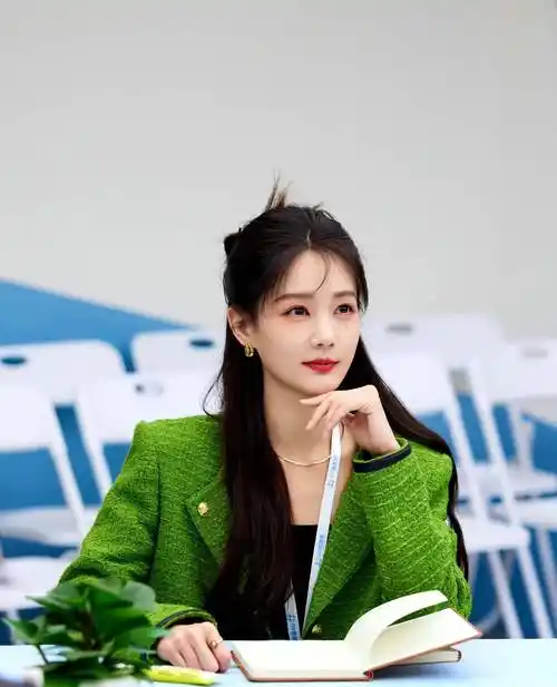 李一桐《女子推理社》身材,小香绿外套黑裤,又美又高_女孩_时尚_绿色