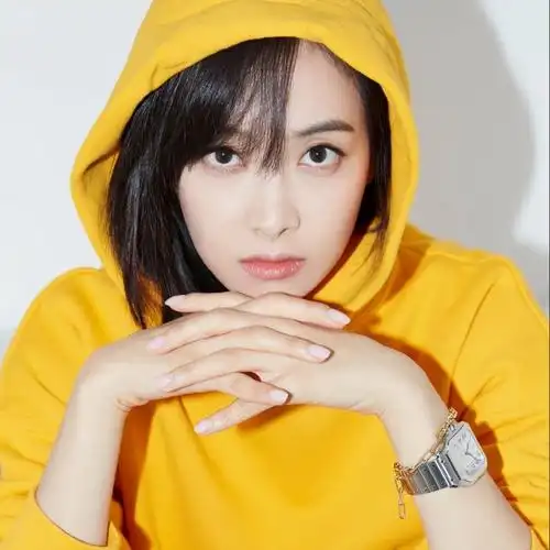 王鸥坦言因父母离异对爱情很悲观,曾在节目中声泪俱下回忆父亲