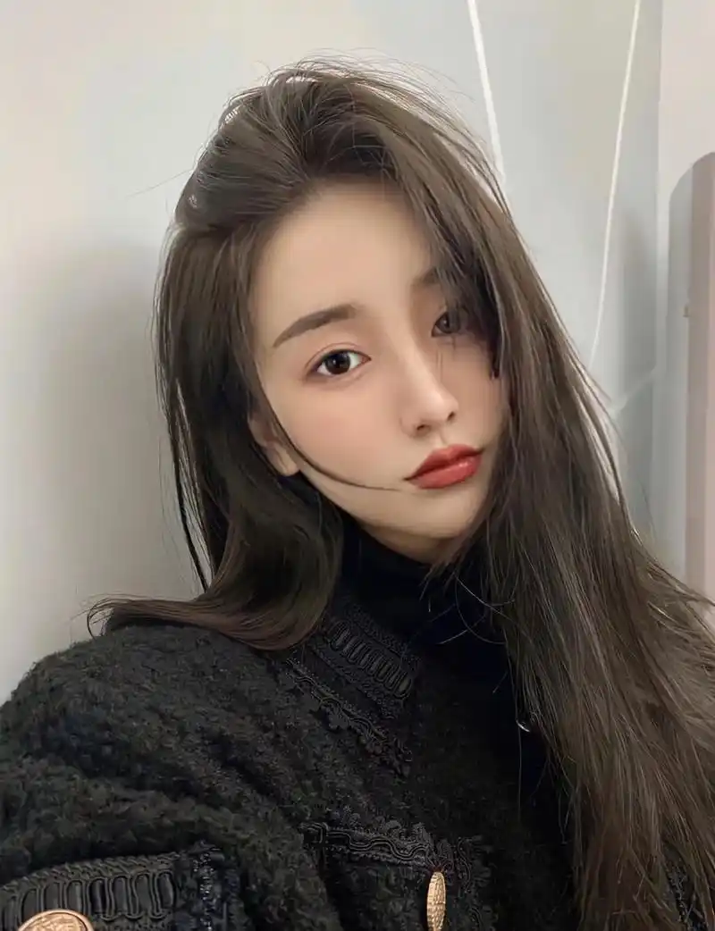 黑茶色.自然质感的黑茶发色带着挥之不去的青春 气息 是春春初 - 抖音