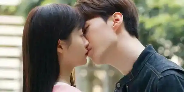 《曾少年》关晓彤和范丞丞cp感十足,吻戏引起网友热烈追捧和热议