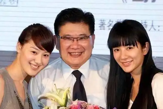 因此,曹可凡主动脱下自己的外套,将它披在了她的