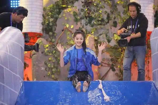 欧阳娜娜《王牌对王牌》剧照,脚缠绷带玩滑梯