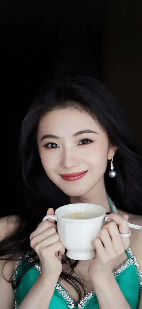 刘浩存 翡翠塑##明星w盛典造型图