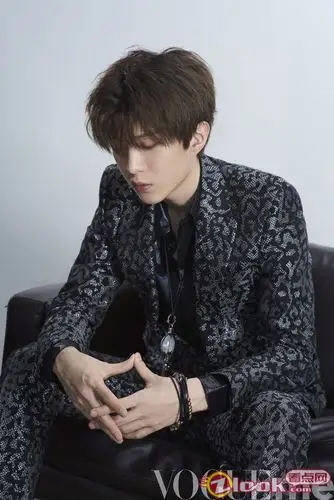 范丞丞首登杂志大刊 冷感少年上演绅士优雅