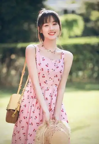 相比褚璇玑,我更喜欢穿现代装的袁冰妍,小蛮腰和小鸟腿超抢镜