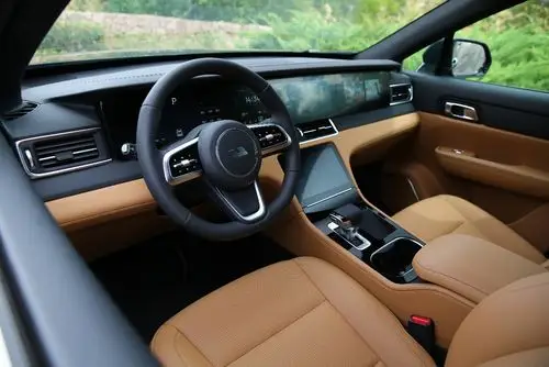 新款理想针对第三排乘坐空间进行了优化,它的腿部空间增加了可观的41