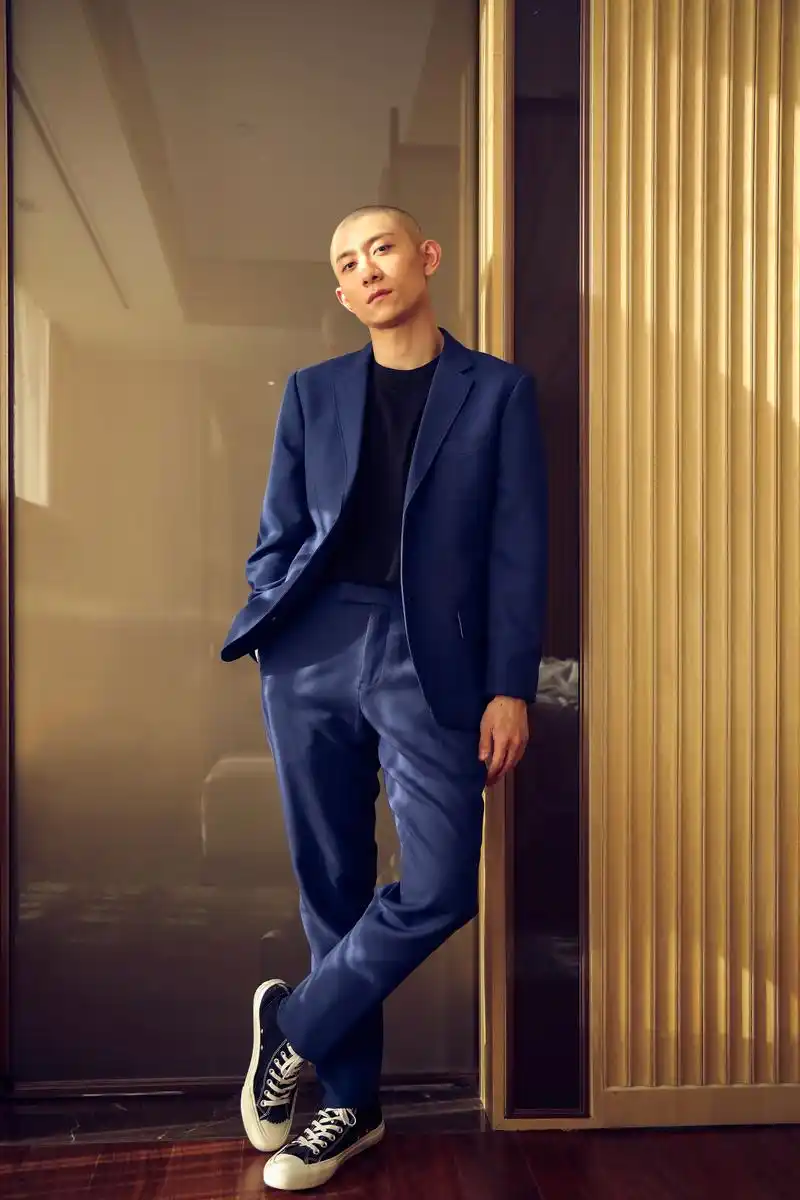 今日,张一山受邀参加58神奇日,身着深蓝色西装搭配帆布鞋,沉稳不失