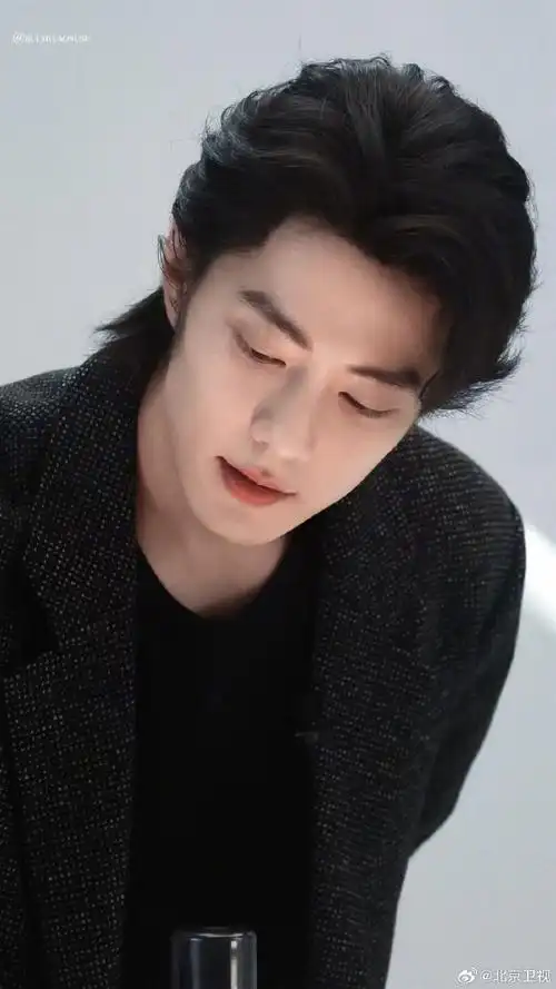 肖战小狼尾微长发和西装好配#寸头干练,狼尾潇洒;短发清爽明朗,撤发