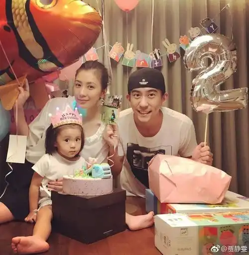 吃可爱多长大的咘咘两岁啦瞧这一家人的颜值