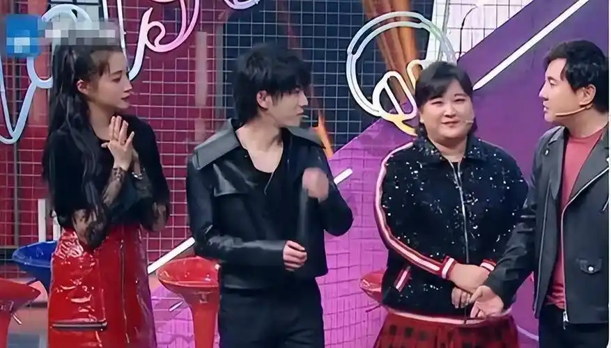 华晨宇节目中躺下时,忘记一旁关晓彤穿的是短裙,避嫌动作圈粉了_绅士