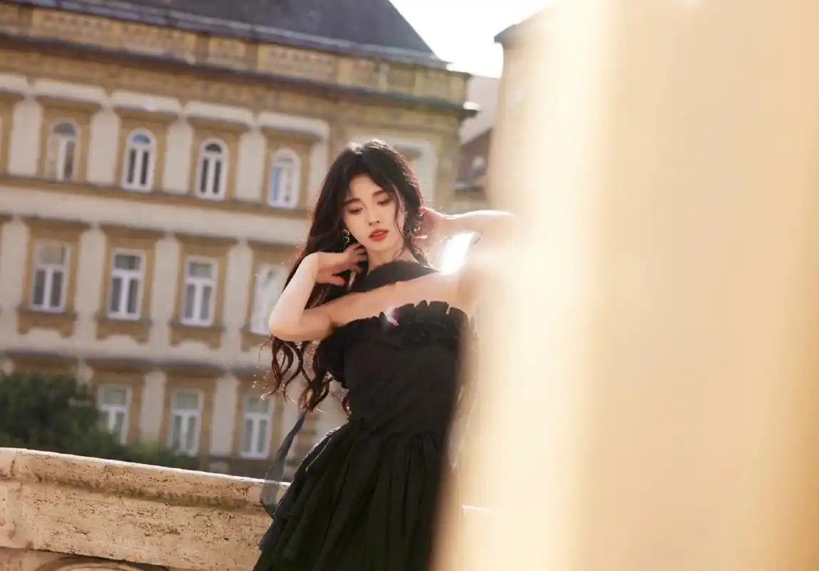 鞠婧祎# 黑天鹅公主降落,挂脖抹胸黑裙,红唇卷发,太美辣!