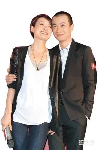 文章(右)曾和妻子马伊琍在电影《失恋33天》首映会上晒恩爱,如今陷入