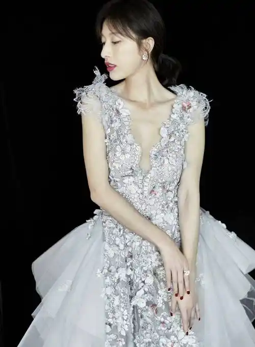 35岁张俪放得开穿蓝色深v礼服秀事业线凹凸线条太撩人