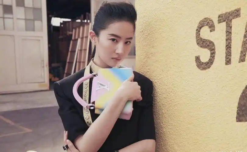 刘亦菲"大背头"造型,代言高奢品牌,帅气十足_风格_气质_活动