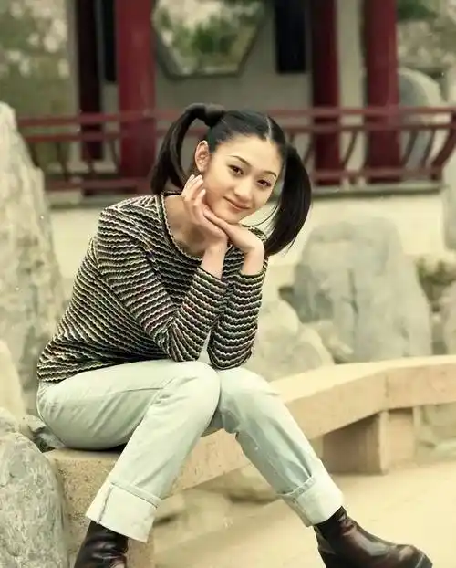 李小冉青涩照曝光!又纯又欲,喜欢穿吊带,难怪让富豪们着迷