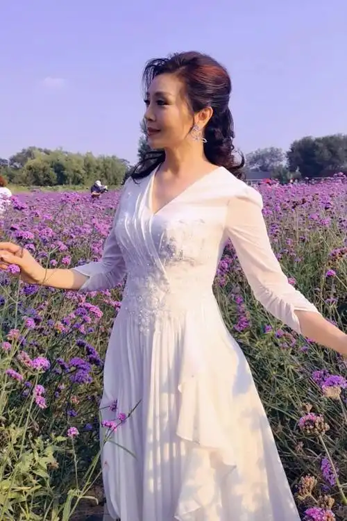 58岁歌唱家李丹阳晒照身材凹凸有致这么好基因未婚不生娃可惜