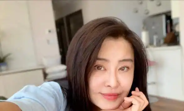 54岁王祖贤近照曝光,一脸老年斑皮松认不出,她的发量让人羡慕了_齐秦